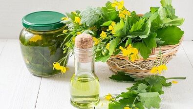 Gravación de celandina para o tratamento do fungo das uñas