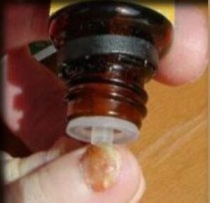 Aplicar gotas nunha unha do pé afectada por fungos